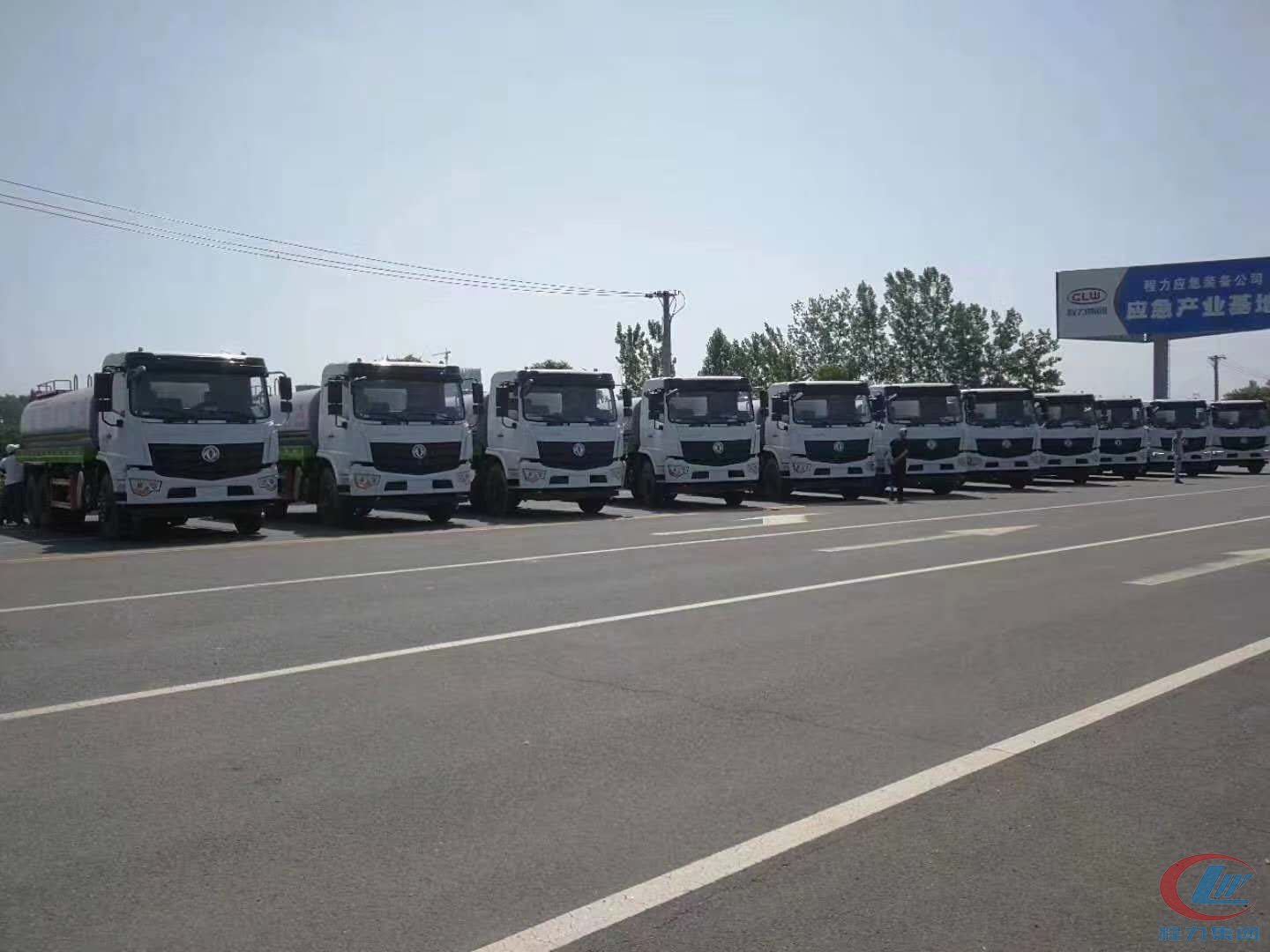 腾博会集团国六东风D3L后双桥抑尘洒水车十台齐发