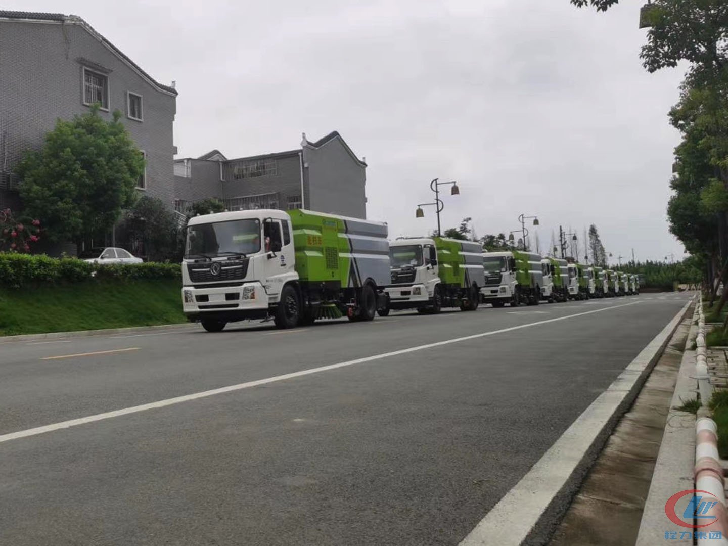 腾博会集团东风天锦洗扫车批量交车