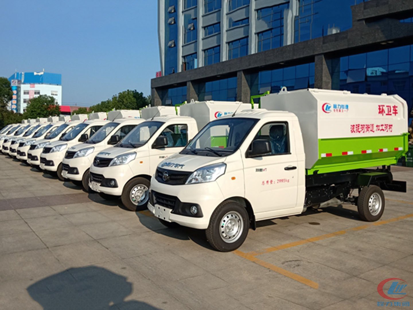 腾博会集团国六福田挂桶垃圾车批量发车