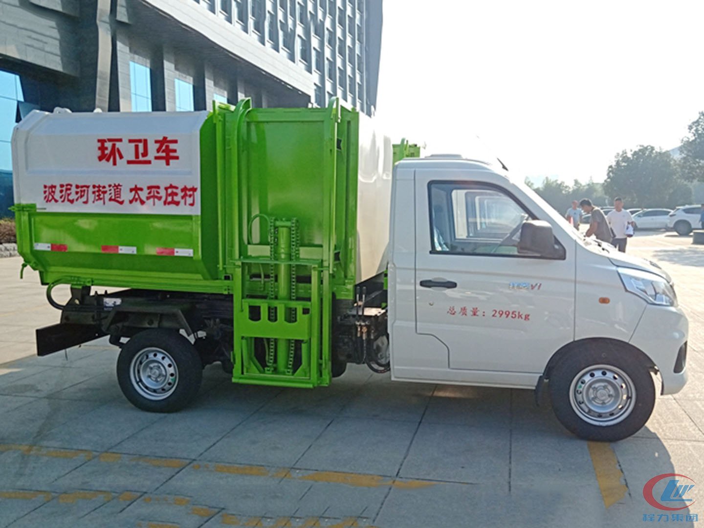 腾博会集团国六福田挂桶垃圾车批量发车