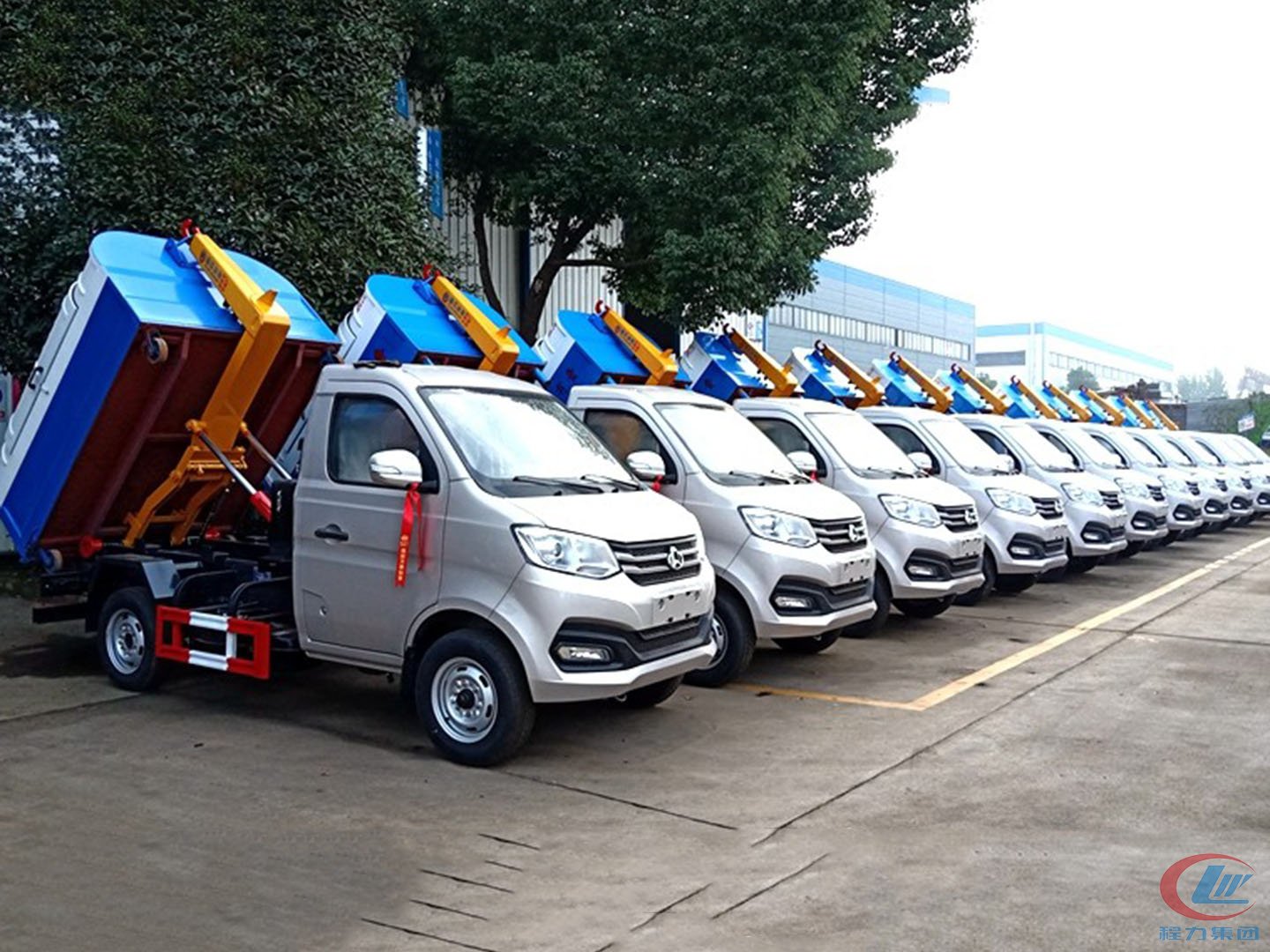 腾博会集团国六勾臂垃圾车批量发车