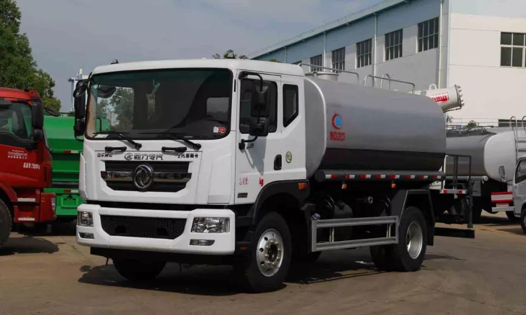 多功能雾炮洒水车腾博会