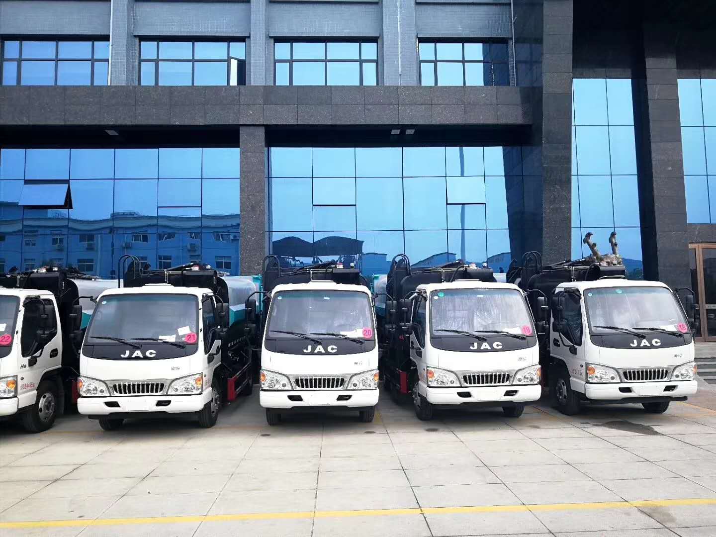 腾博会江淮挂桶垃圾车