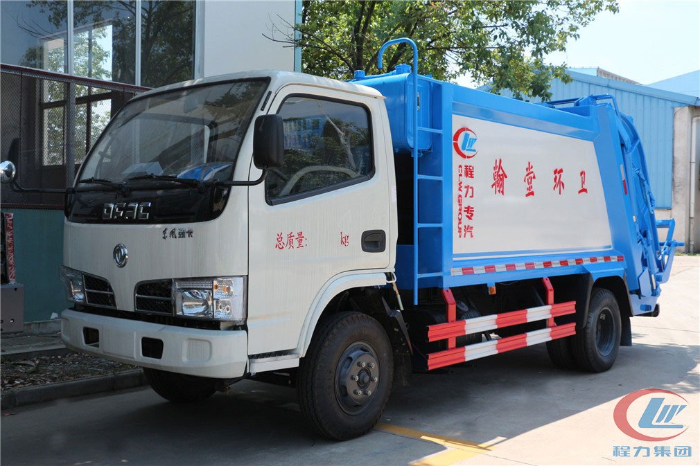 腾博会东风多利卡5方压缩式垃圾车