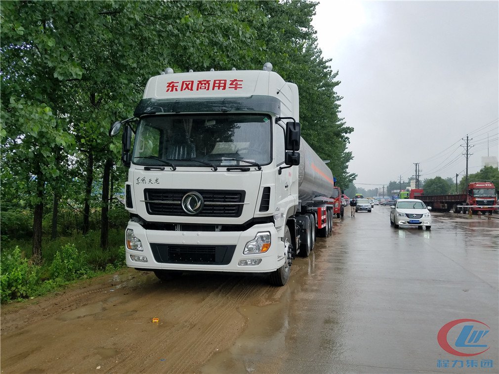 腾博会三桥半挂铝合金运油车正面图