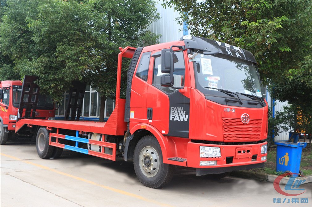 腾博会集团解放J6L平板运输车高清图