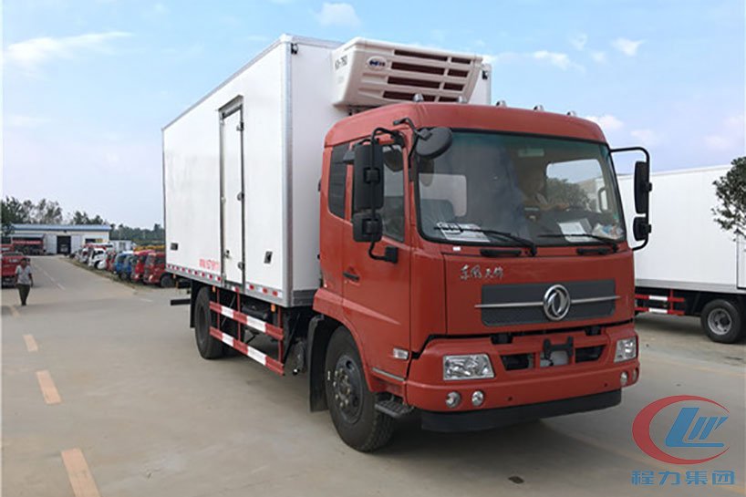腾博会集团东风天锦冷藏车（厢长6.1米）侧面图