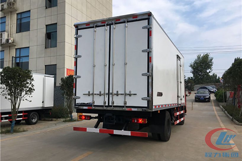 腾博会集团东风天锦冷藏车（厢长6.1米）侧面图