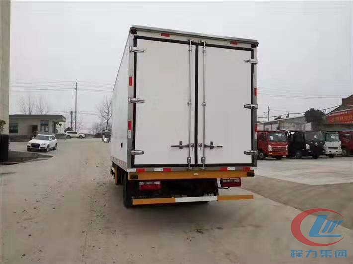 腾博会东风多利卡D7冷藏车