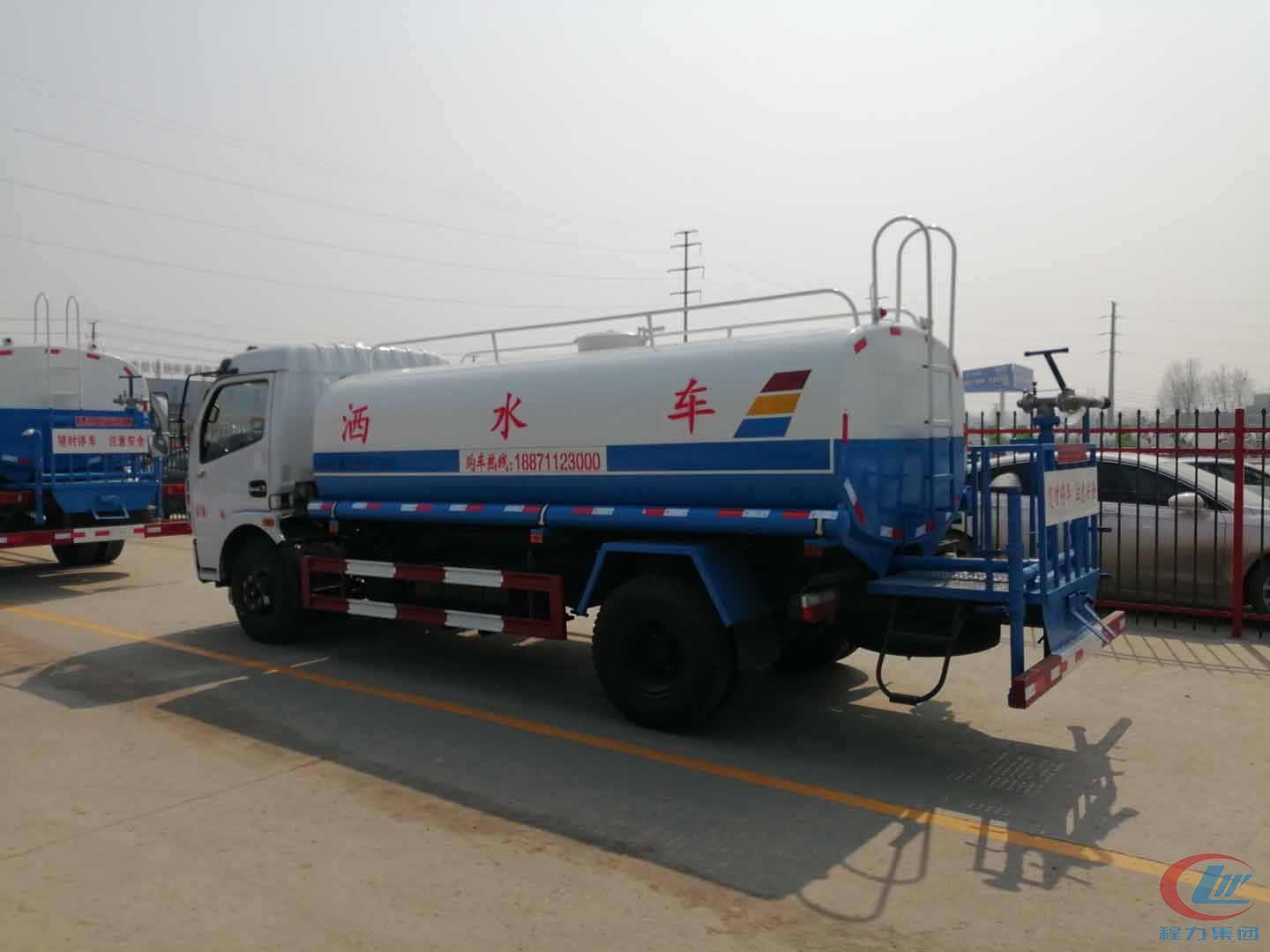腾博会威牌东风多利卡洒水车