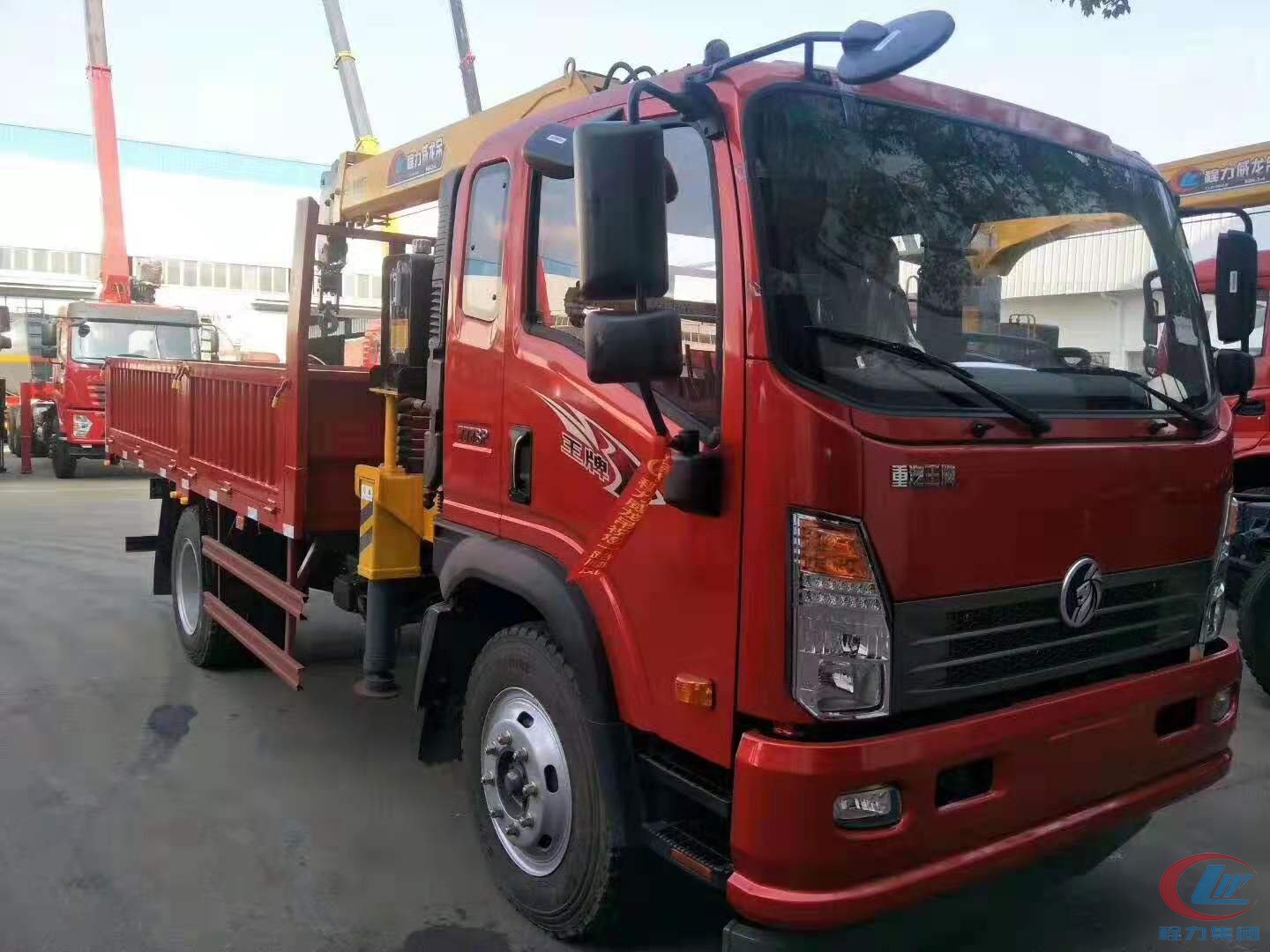腾博会集团重汽王牌蓝牌随车吊高清图
