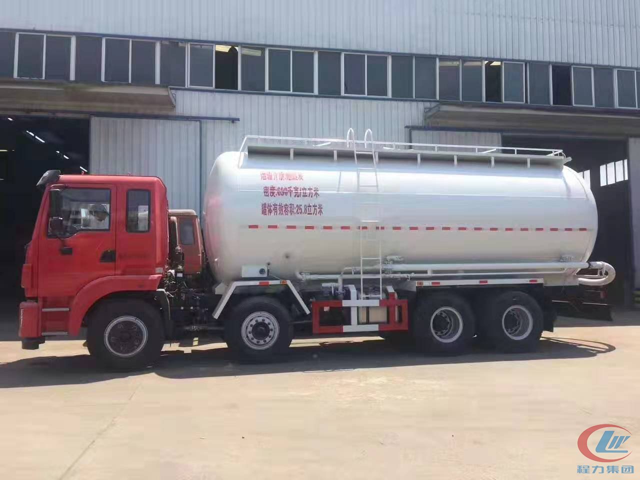 腾博会集团东风随专前四后八粉粒物料运输车