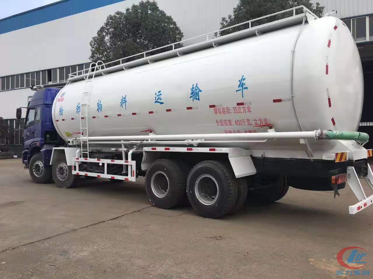 腾博会福田欧曼前四后八35方粉粒物料运输车