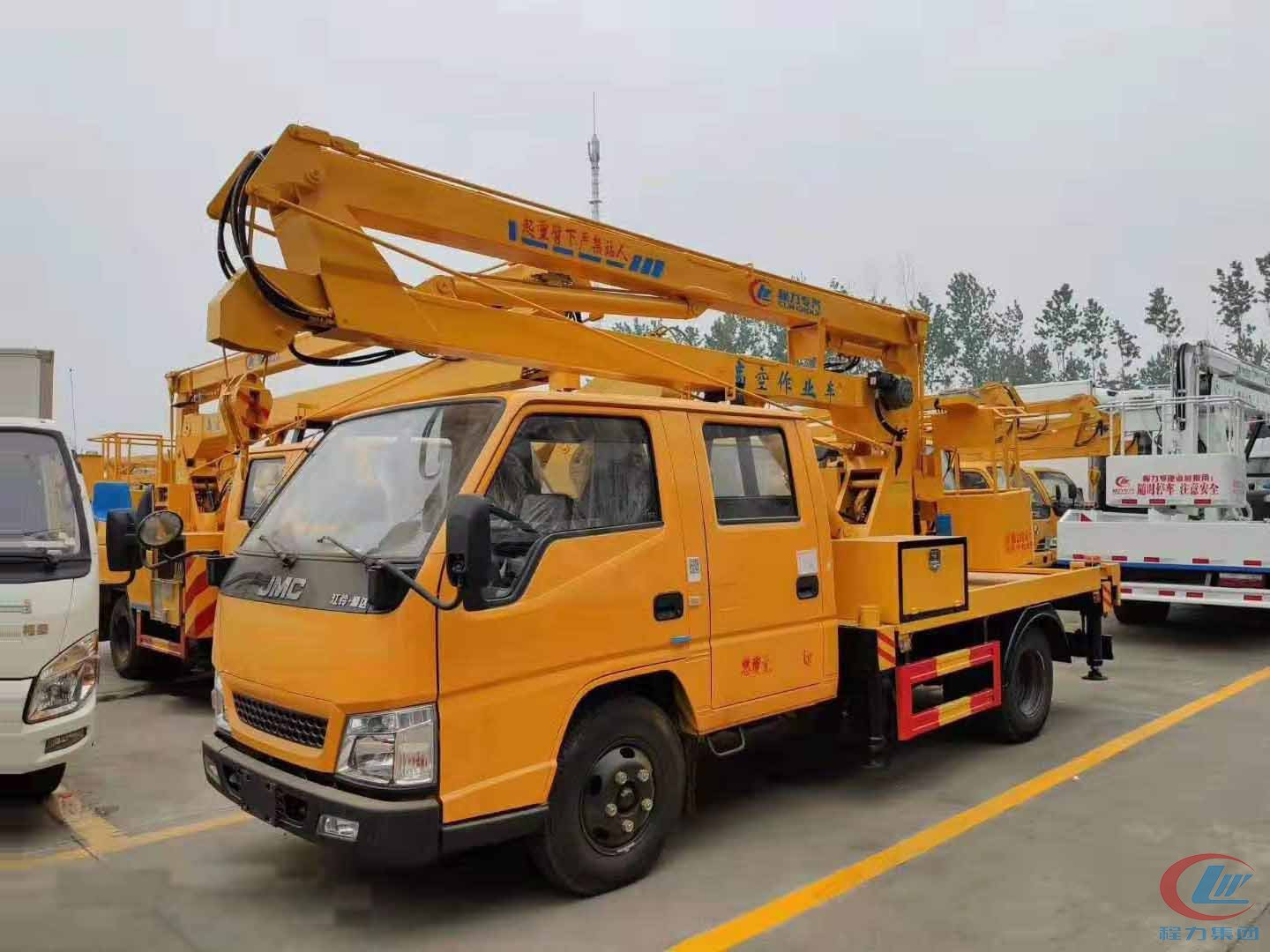 湖北腾博会江铃蓝牌高空作业车