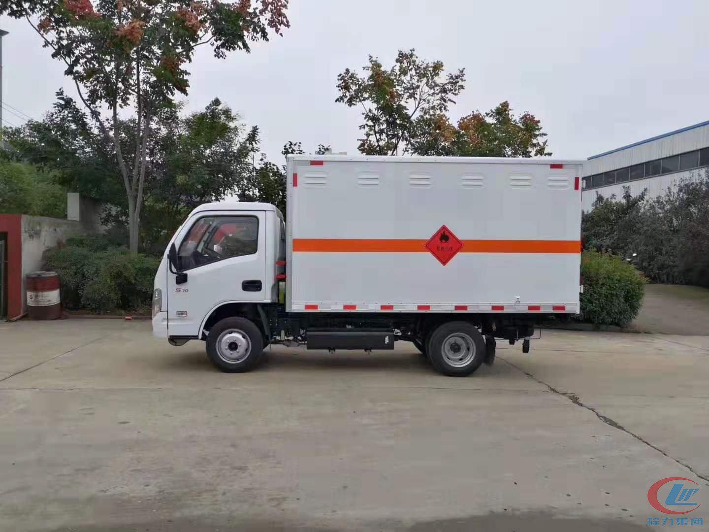 腾博会集团跃进小福星易燃气体厢式运输车侧面图