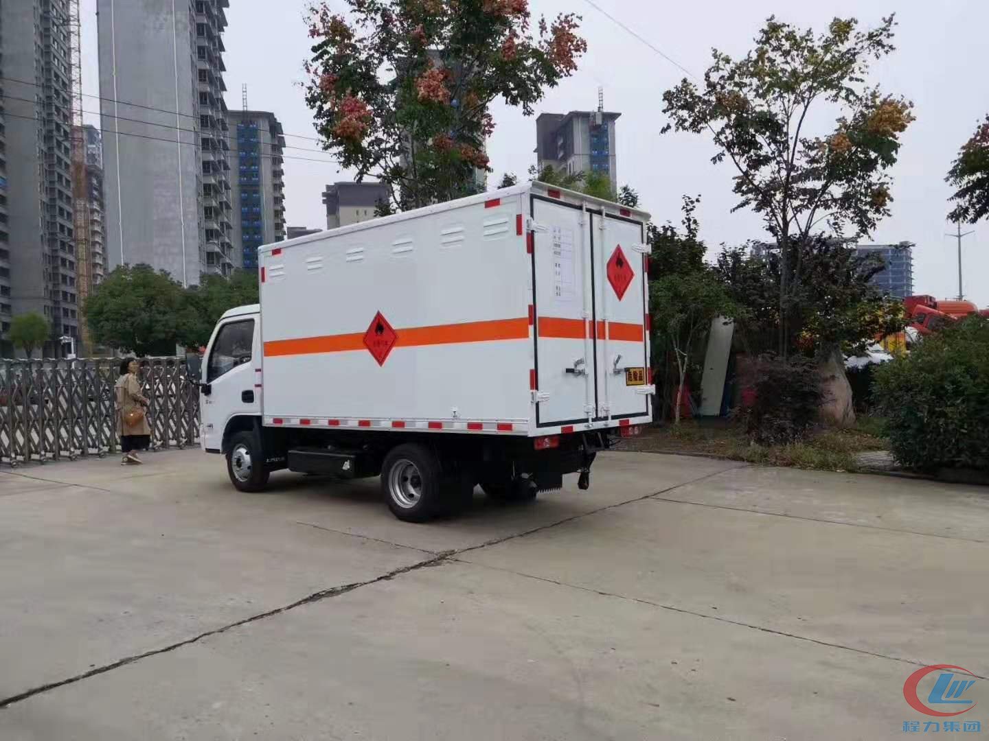 腾博会集团跃进小福星易燃气体厢式运输车侧面图