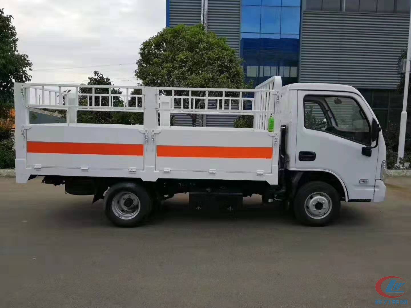 腾博会跃进仓栏式危险品运输车蓝牌侧面图