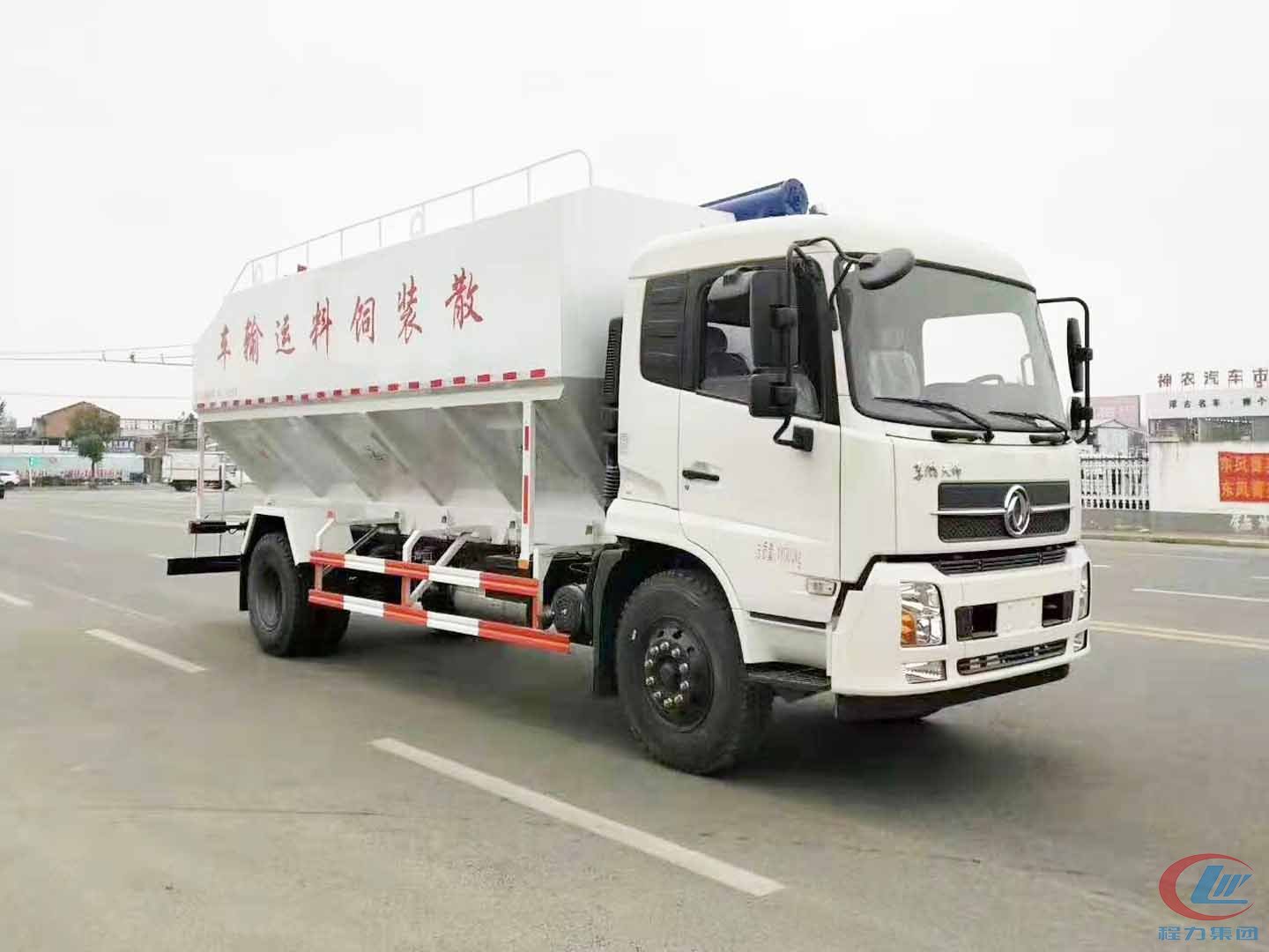 腾博会10吨天锦散装饲料车高清图