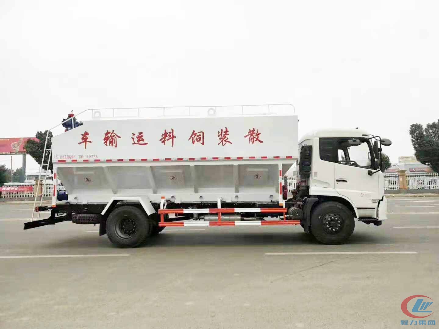 腾博会10吨天锦散装饲料车侧面图