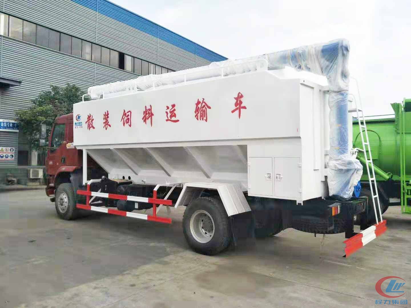 腾博会集团柳汽乘龙散装饲料运输车侧面图