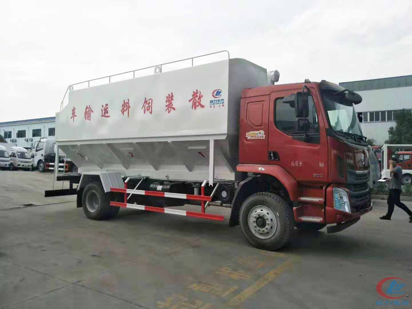 腾博会集团柳汽乘龙散装饲料运输车侧面图