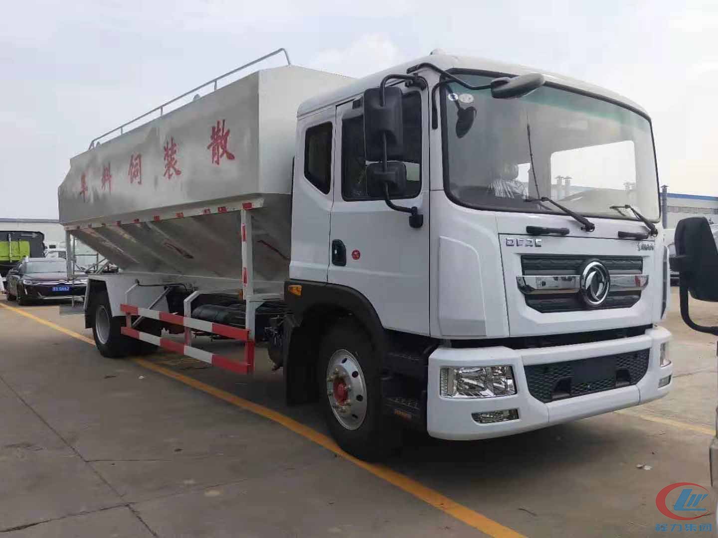 腾博会东风多利卡D9散装饲料运输车高清图