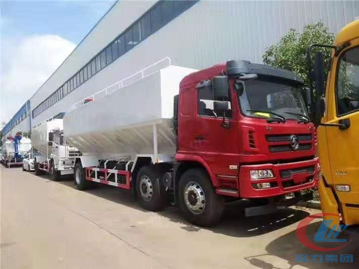 腾博会陕汽轩德小三轴散装饲料车
