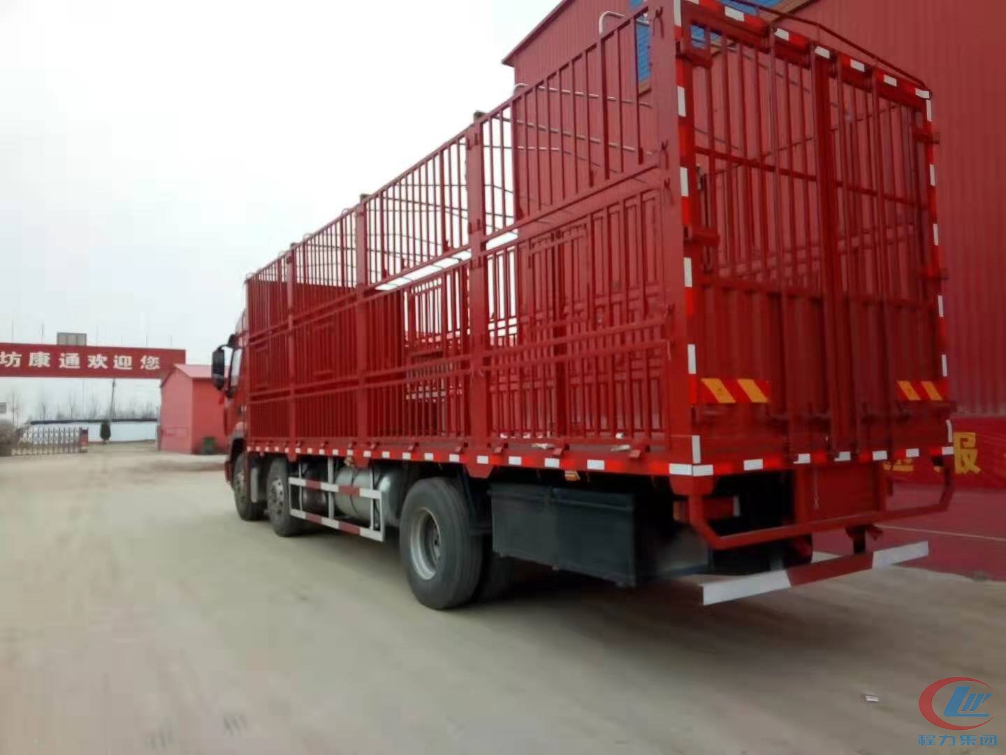 腾博会东风乘龙H5仓栏式运猪车