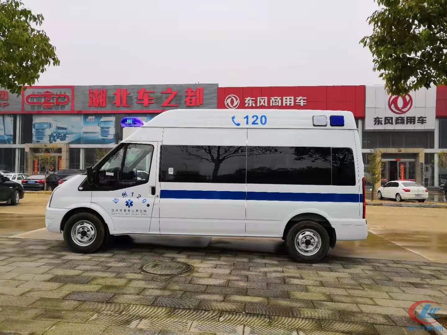 湖北腾博会福特V348高顶监护型救护车侧面图