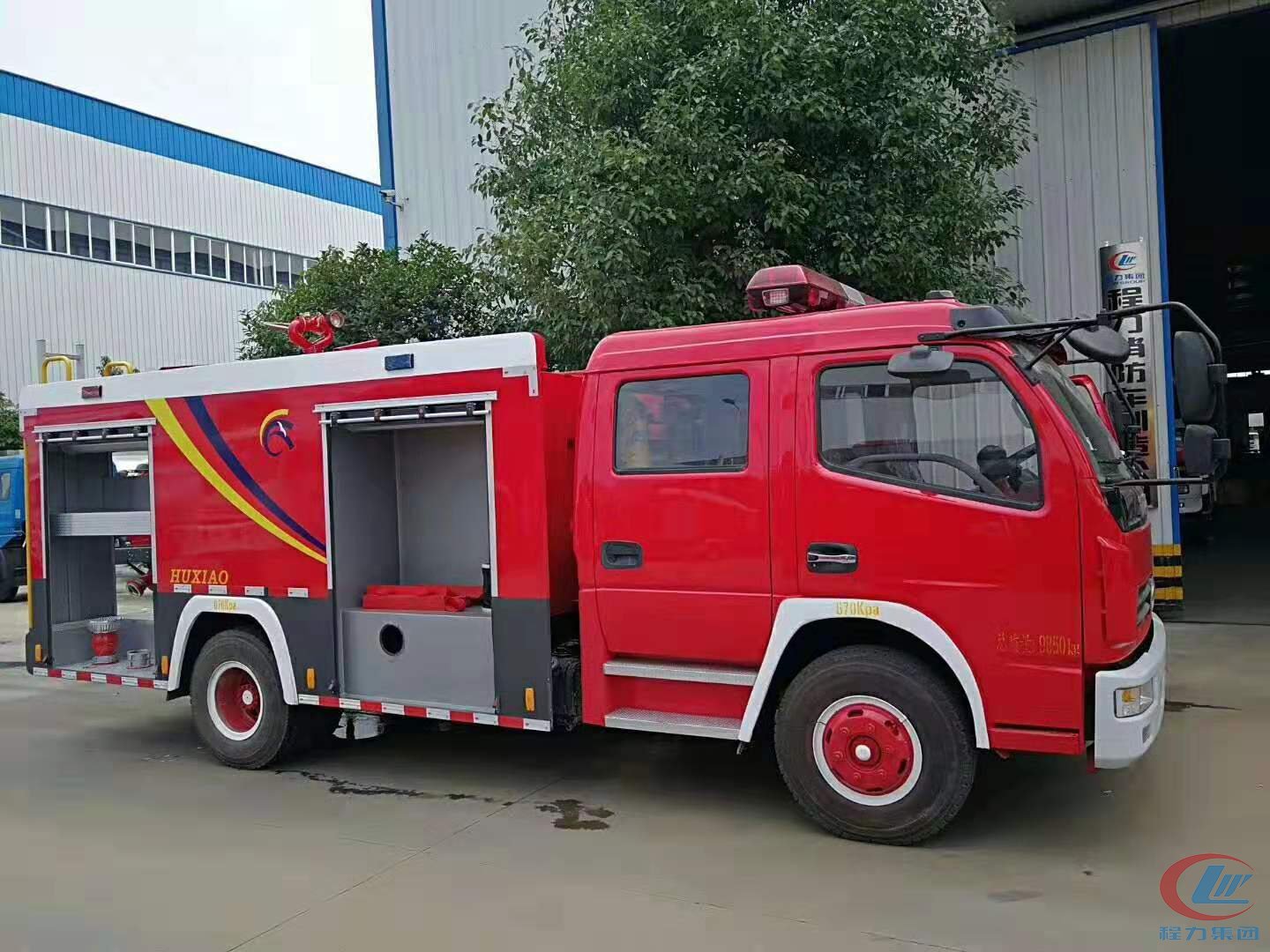 腾博会东风多利卡水罐消防车背面图