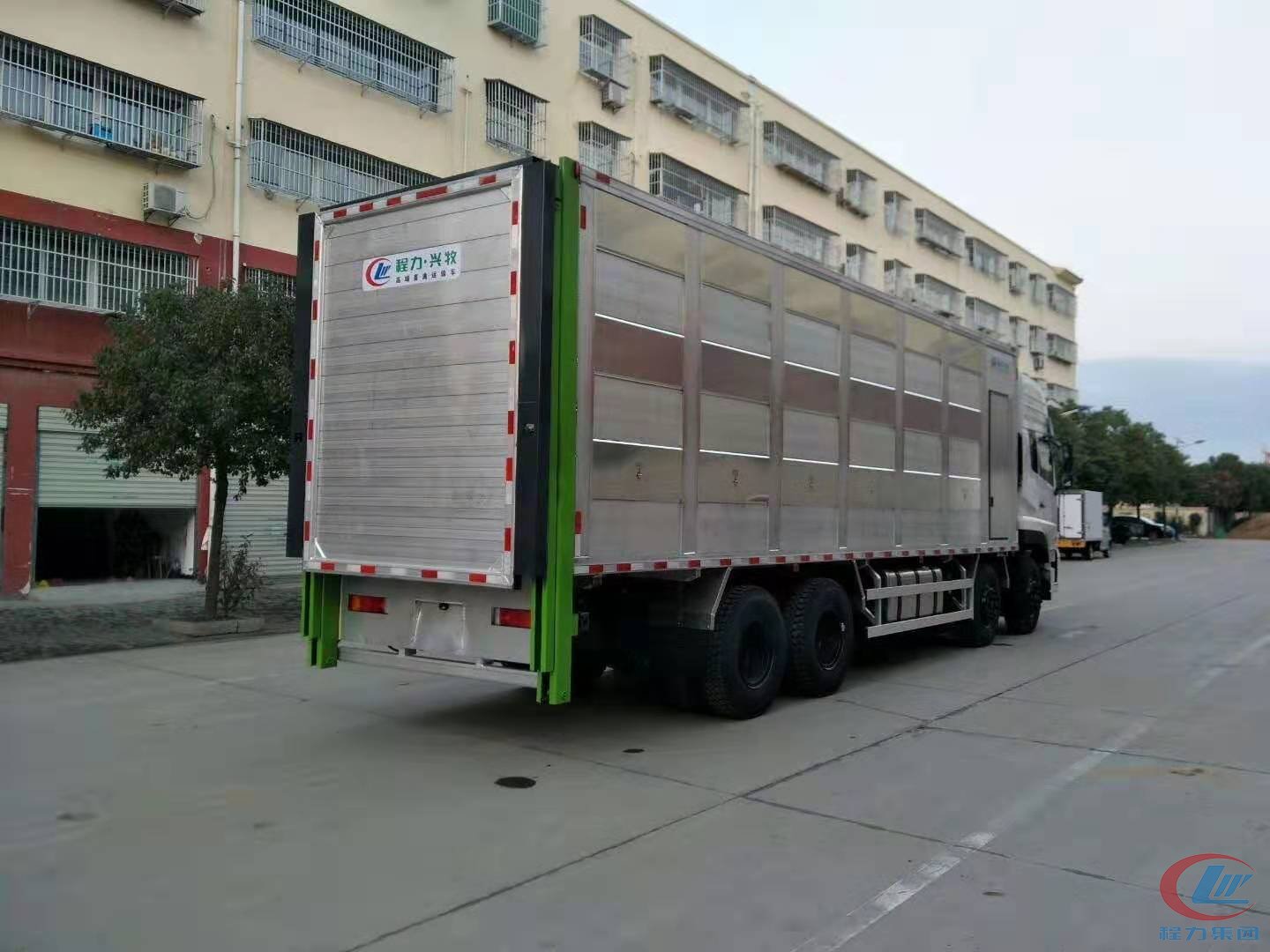 腾博会东风天龙恒温运猪车