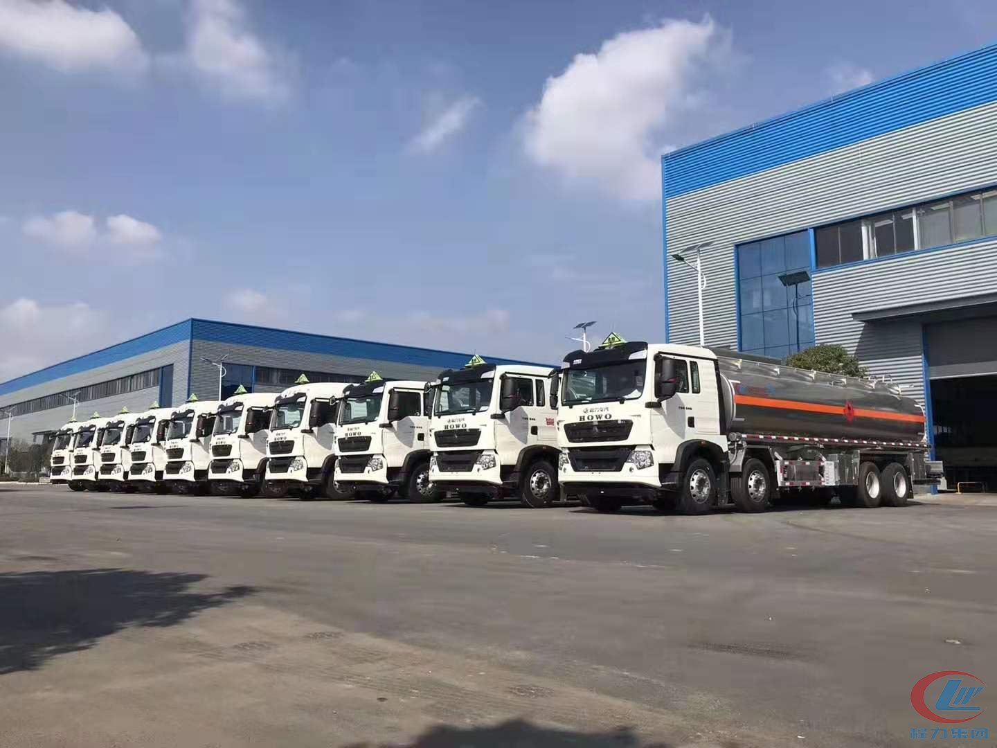 腾博会汽车集团油罐车专业厂前油罐车