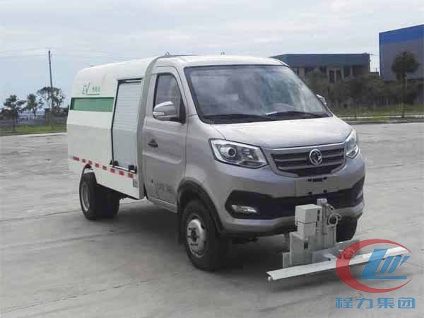 东风腾博会纯电动路面养护车