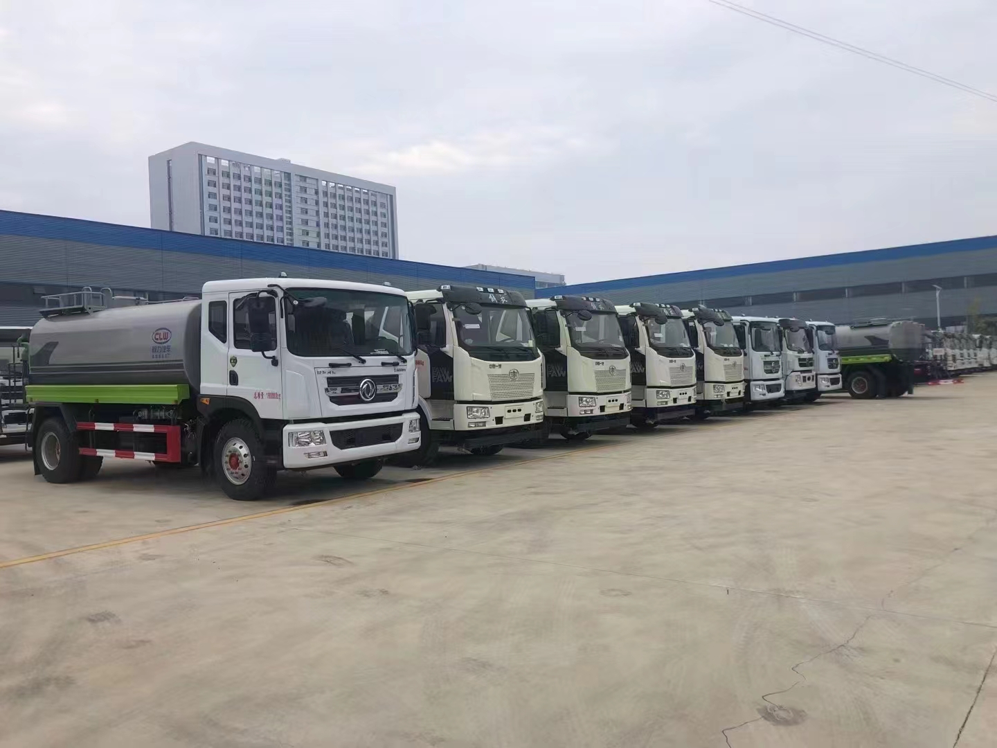 腾博会东风多利卡D9洒水车|解放J6洒水车