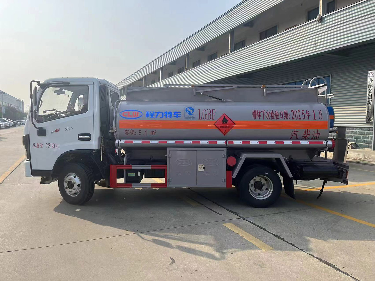 腾博会5方油罐车