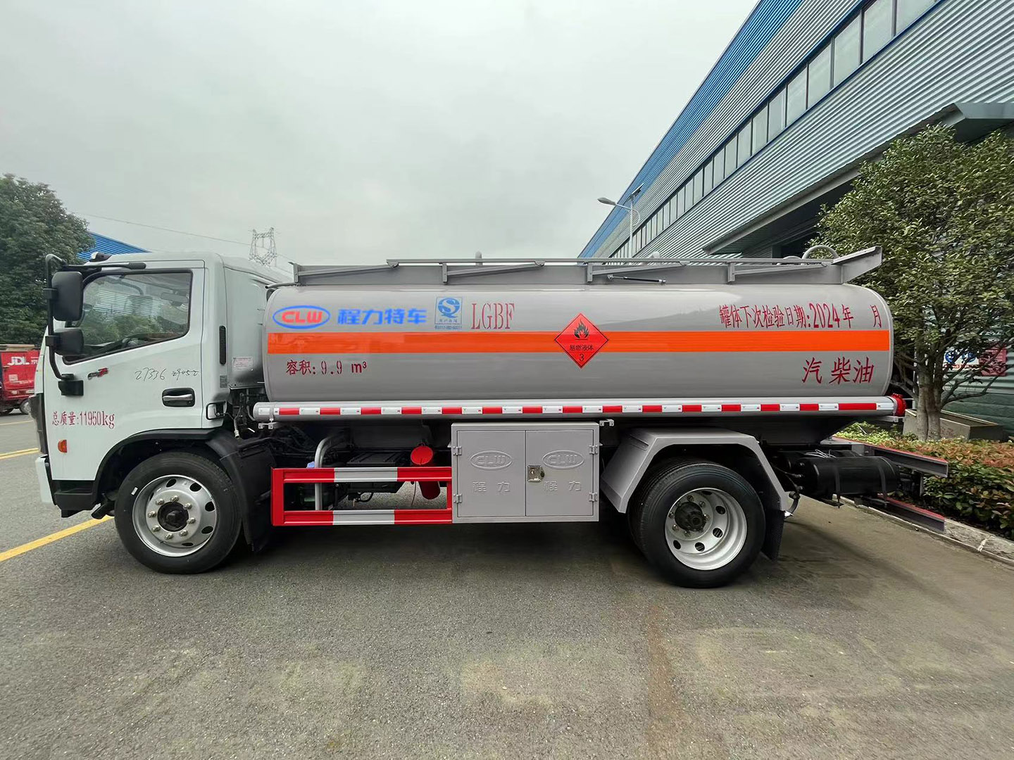 腾博会集团国六东风10立方油罐车/运油车