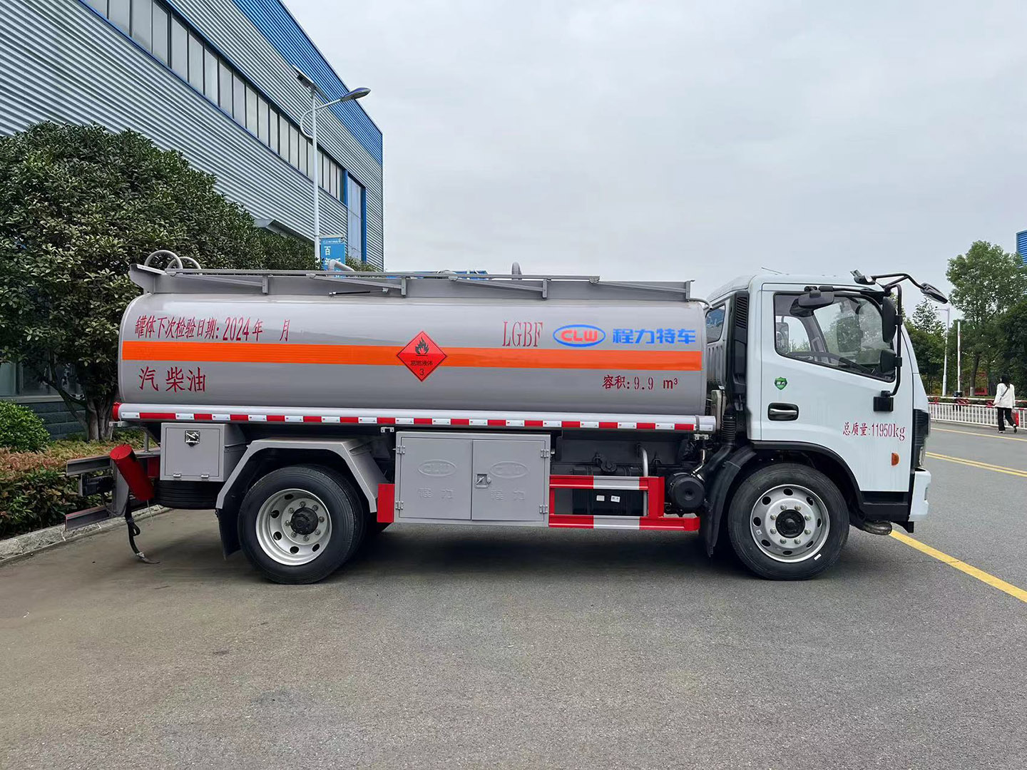 腾博会集团国六东风10立方油罐车/加油车