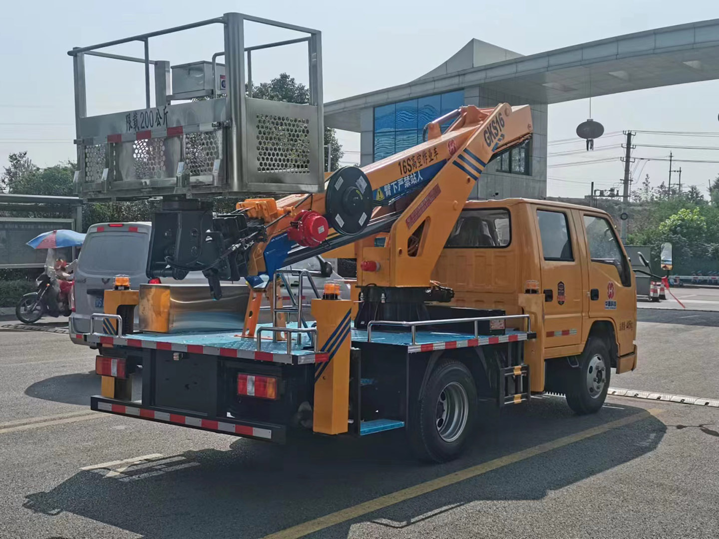 腾博会集团蓝牌双排驾驶室伸缩臂高空作业车