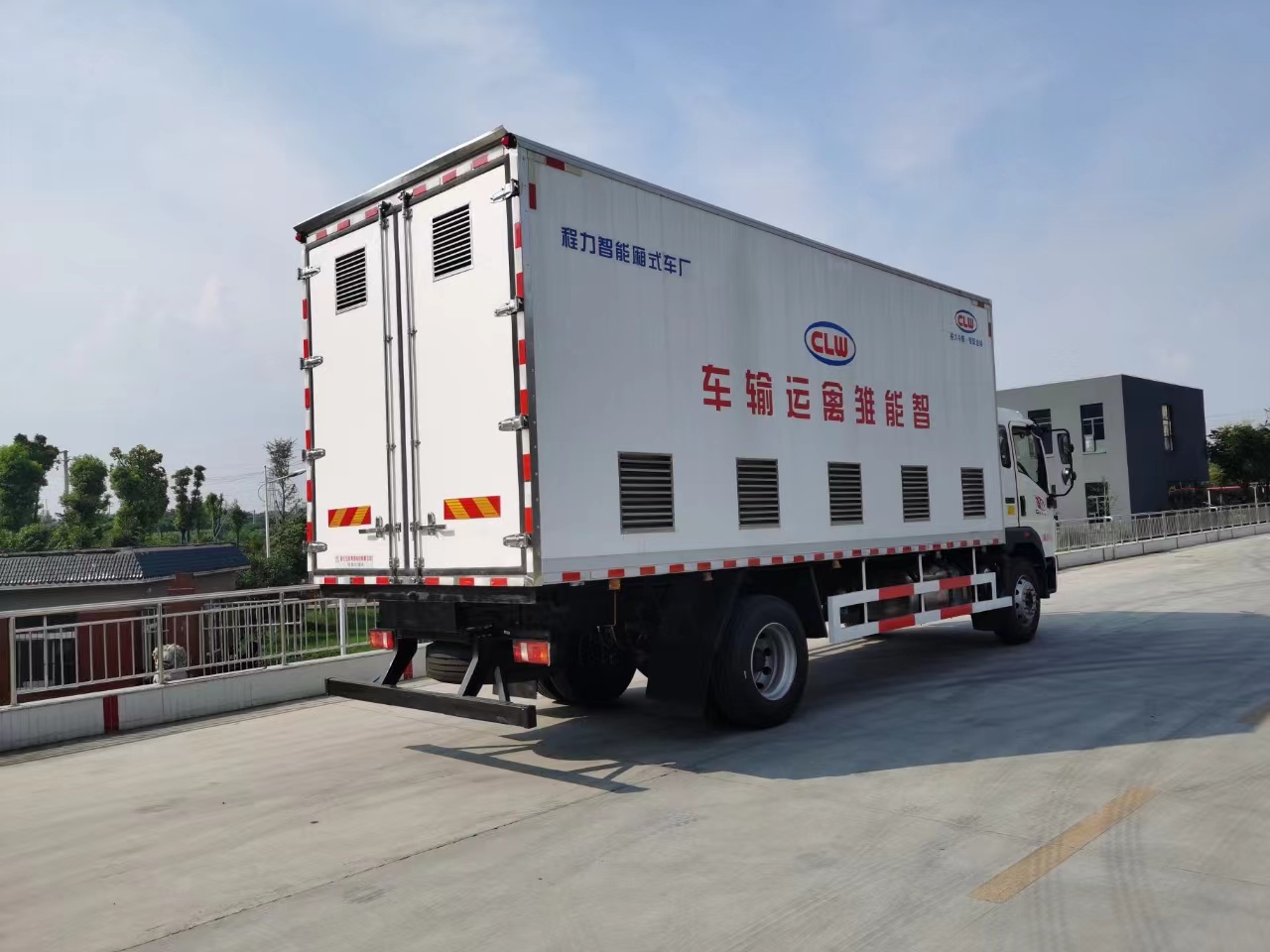 腾博会牌国六重汽豪沃智能恒温畜禽运输车