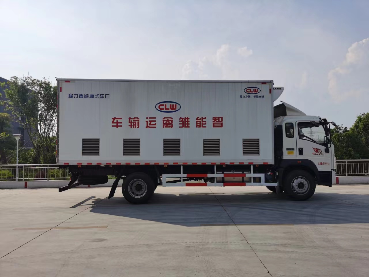 腾博会牌国六重汽豪沃智能恒温畜禽运输车